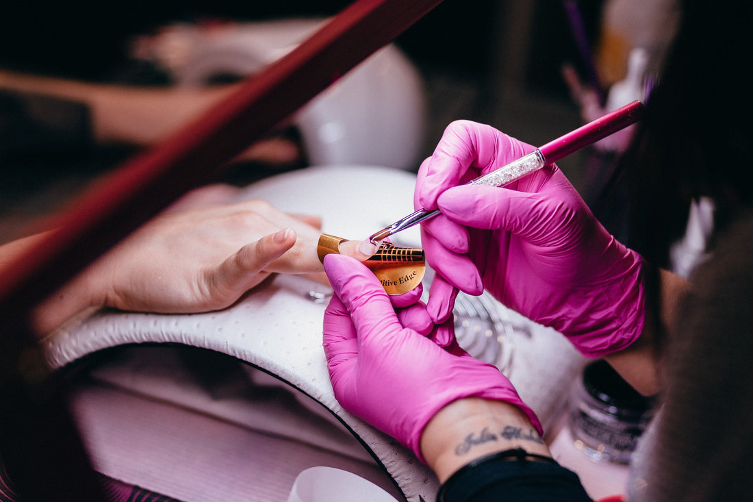 Komfort dla klienta: Jak pochłaniacz ułatwia proces manicure?