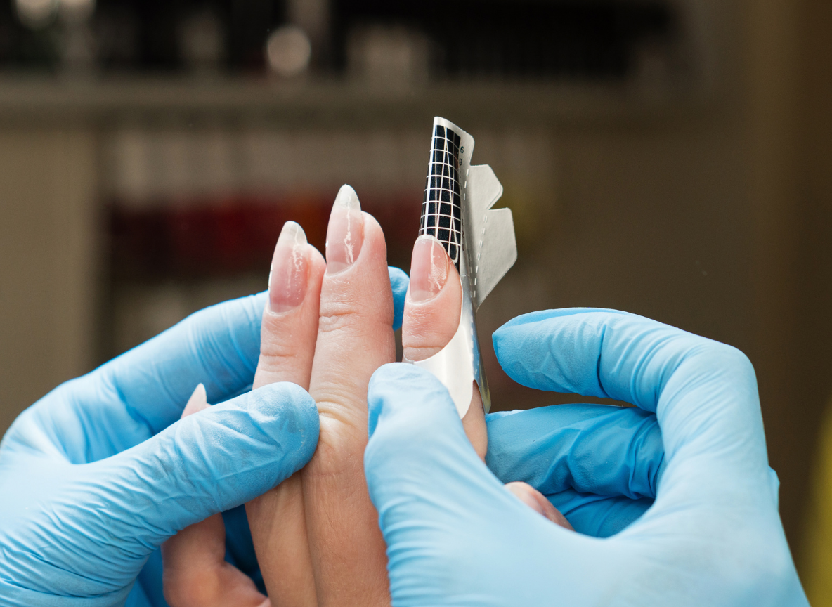 Przedłużanie Paznokci: Profesjonalny Przewodnik dla Stylistek (Żel vs Acrygel vs Tipsy)