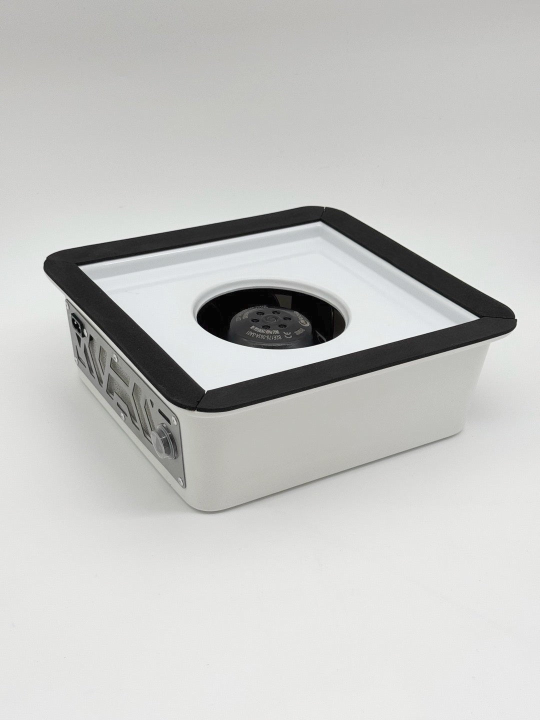 Pochłaniacz pyłu ÜLKA Premium bez górnej kratki, z widocznym wentylatorem i ramką ochronną.